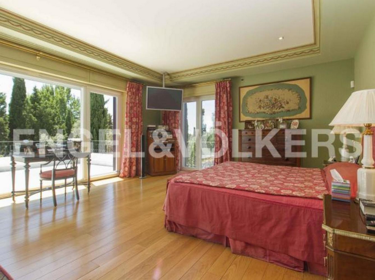El dormitorio principal con grandes cristaleras