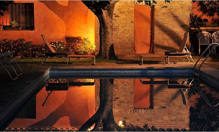 El jardín, con su piscina, se conserva como un prado en la montaña