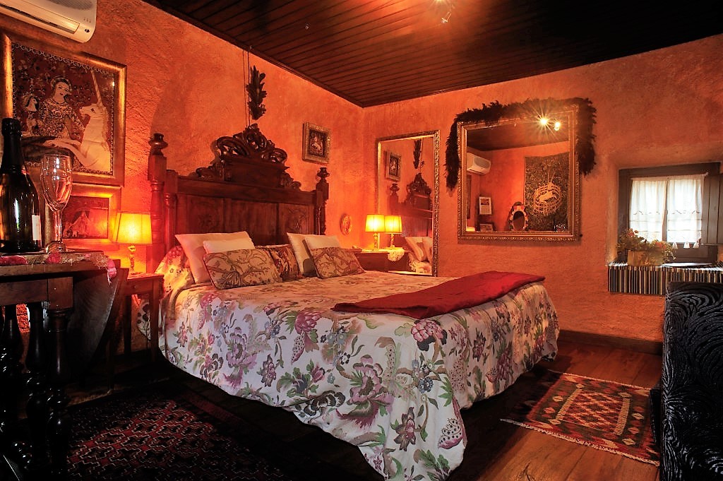 Las habitaciones están decoradas con cierto aire surrealista