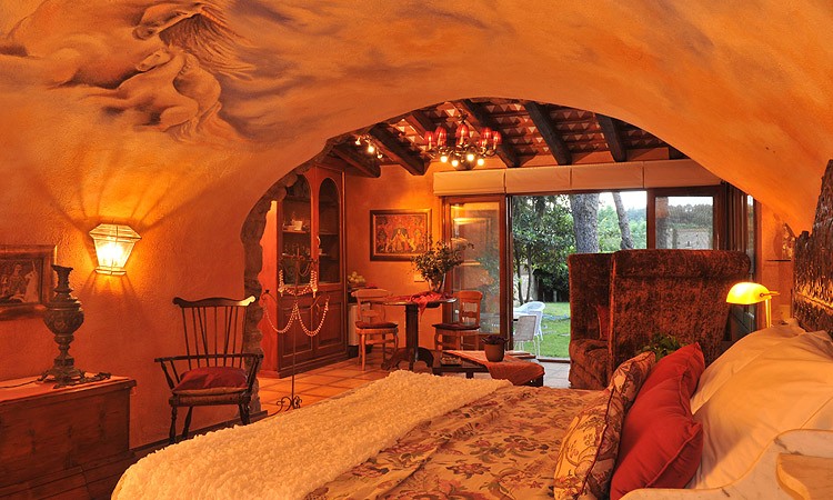 algunas de las bóvedas están decoradas con unicornios como las cartas del tarot de Dalí