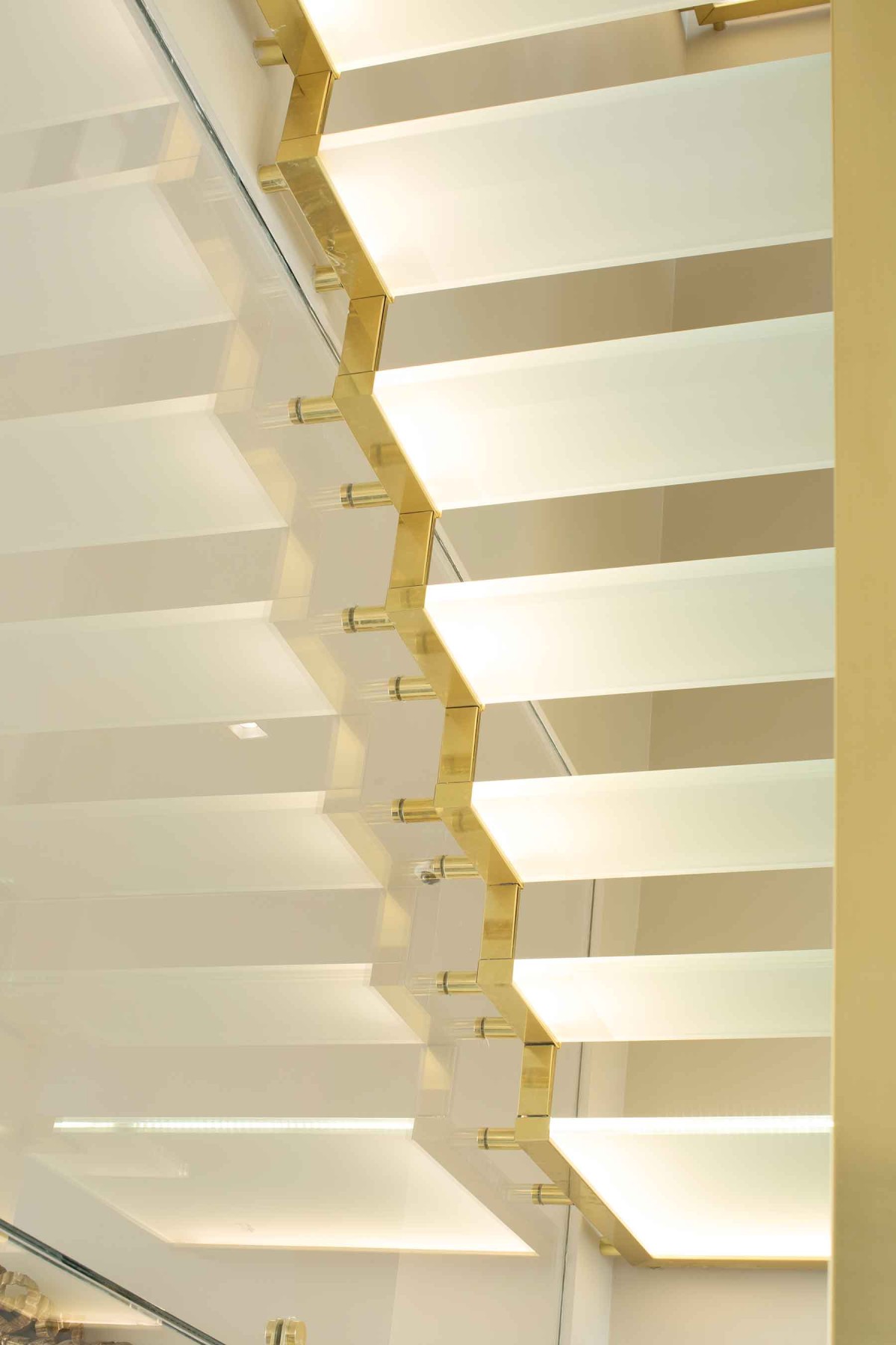 Los escalones de aluminio se iluminan