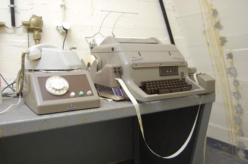 Teléfono y Fax para conectarse con el exterior