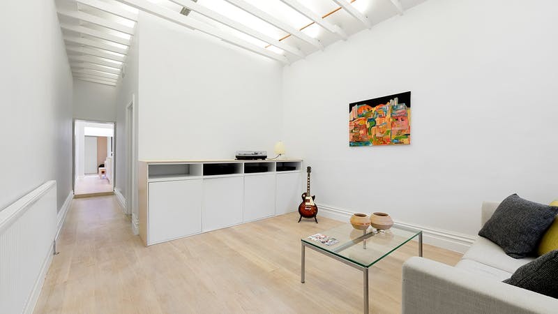 Un amplio salón con estilo