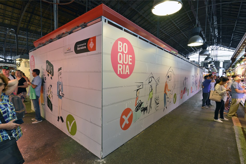 El Ayuntamiento de Barcelona inicia derribos de paradas de la Boqueria para ensanchar los espacios