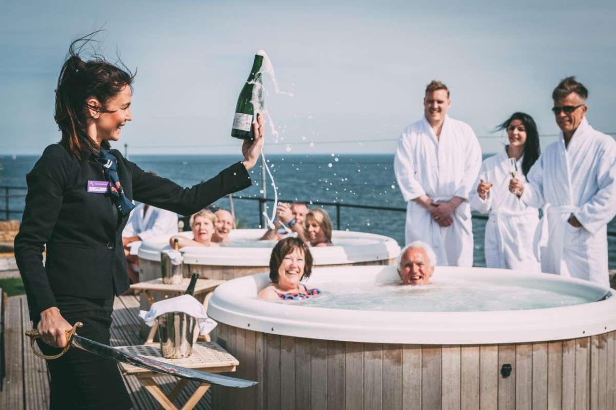 La cubierta cuenta con bañeras de hidromasaje 