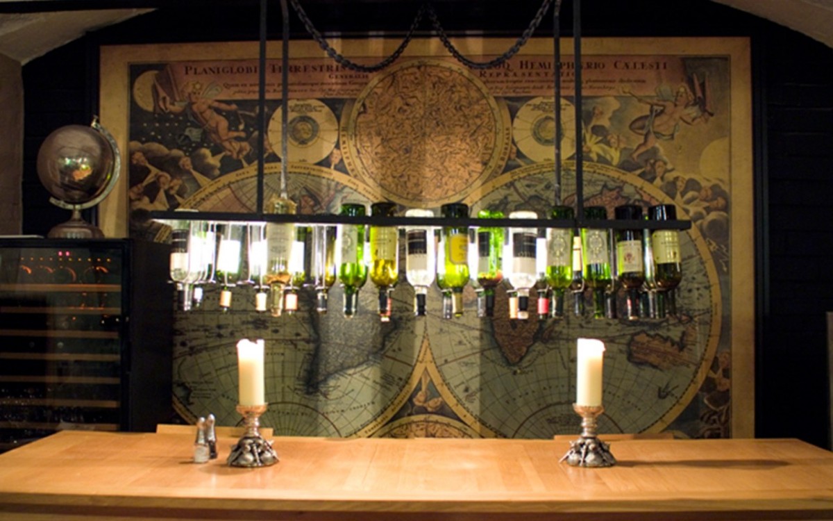 Botellas de vino y un mapa náutico 