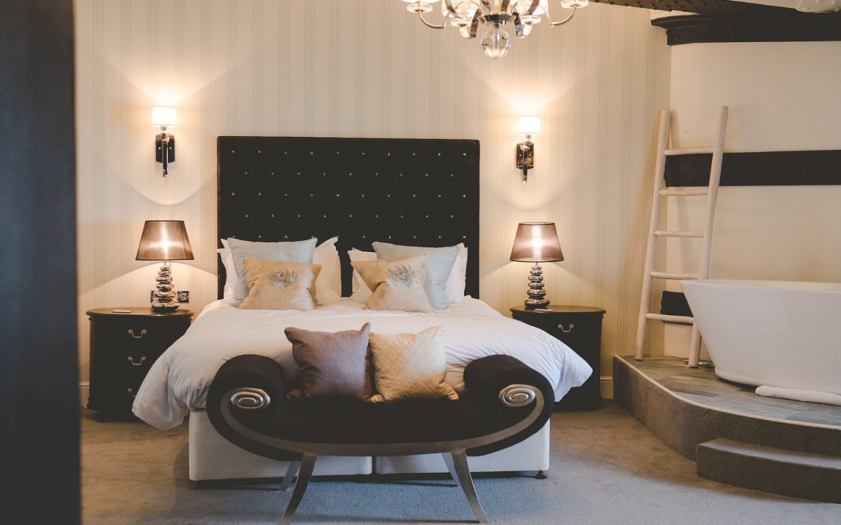 Un dormitorio con bañera