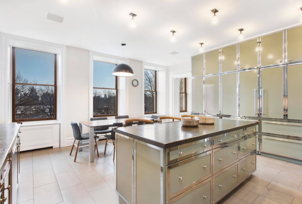 Una bonita isla divide una cocina de grandes dimensiones