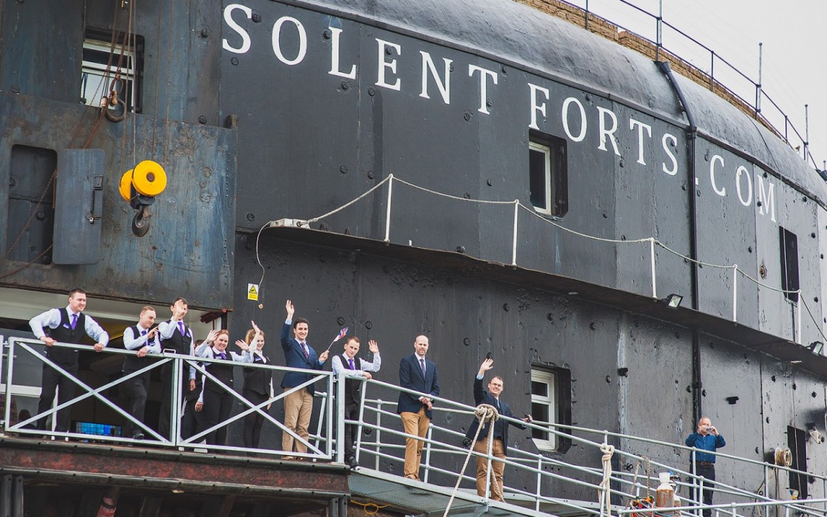 Gente en la puerta de acceso