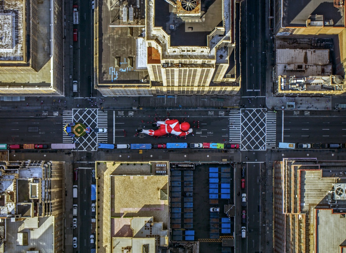 Un Power Ranger surca los cielos