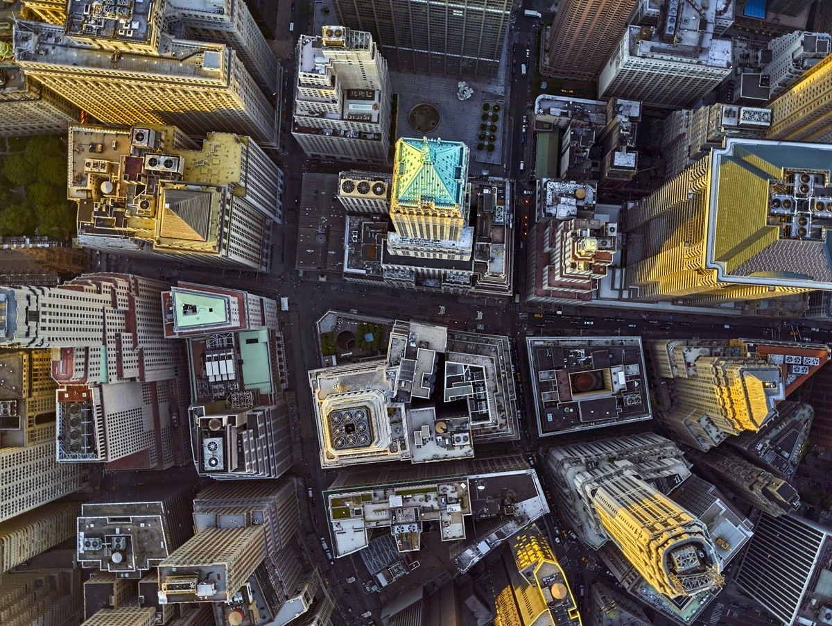 Los rascacielos se alzan imponentes en la urbe