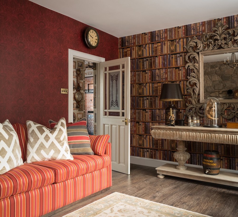 Un salón con una enorme libreria