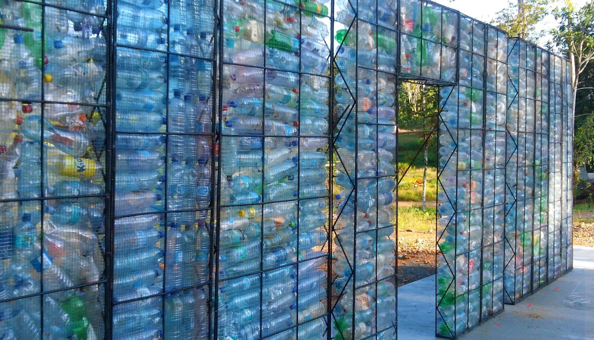 Un pueblo de botellas desechadas hr_2
