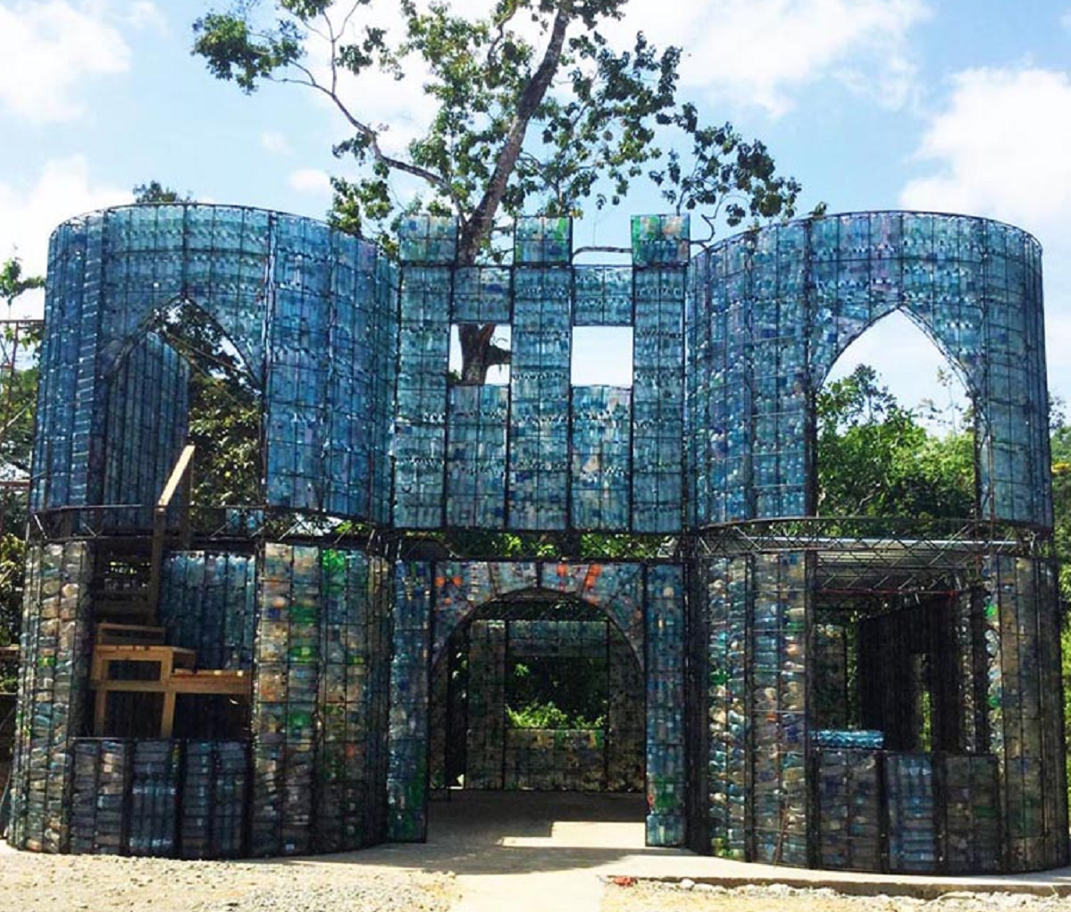 De botellas a tubos de hormigón: 10 casas hechas con los materiales reciclados más sorprendentes