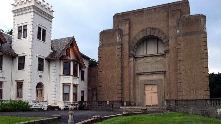 Una increíble mansión victoriana vacía, pero con sorpresa adosada: un templo masónico abandonado