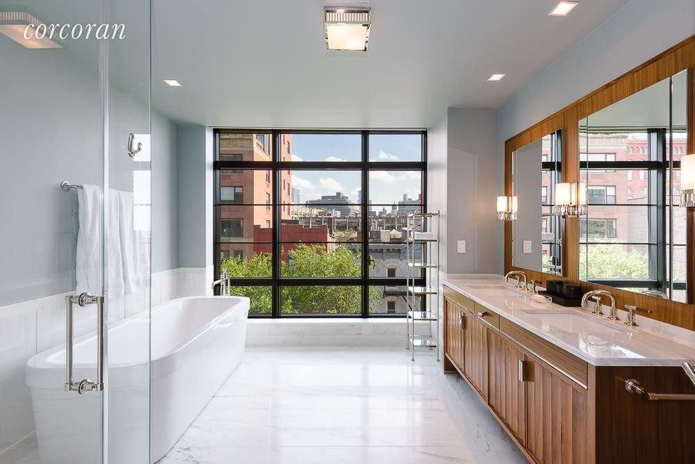 Uno de los cinco baños