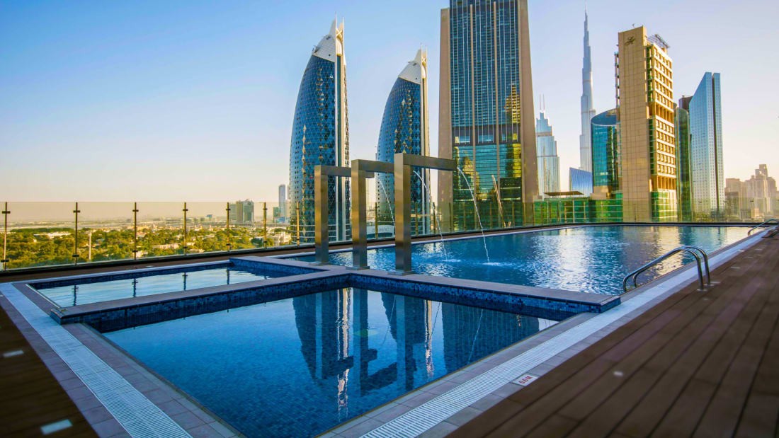 Cuenta con spa, piscina y club gourmet