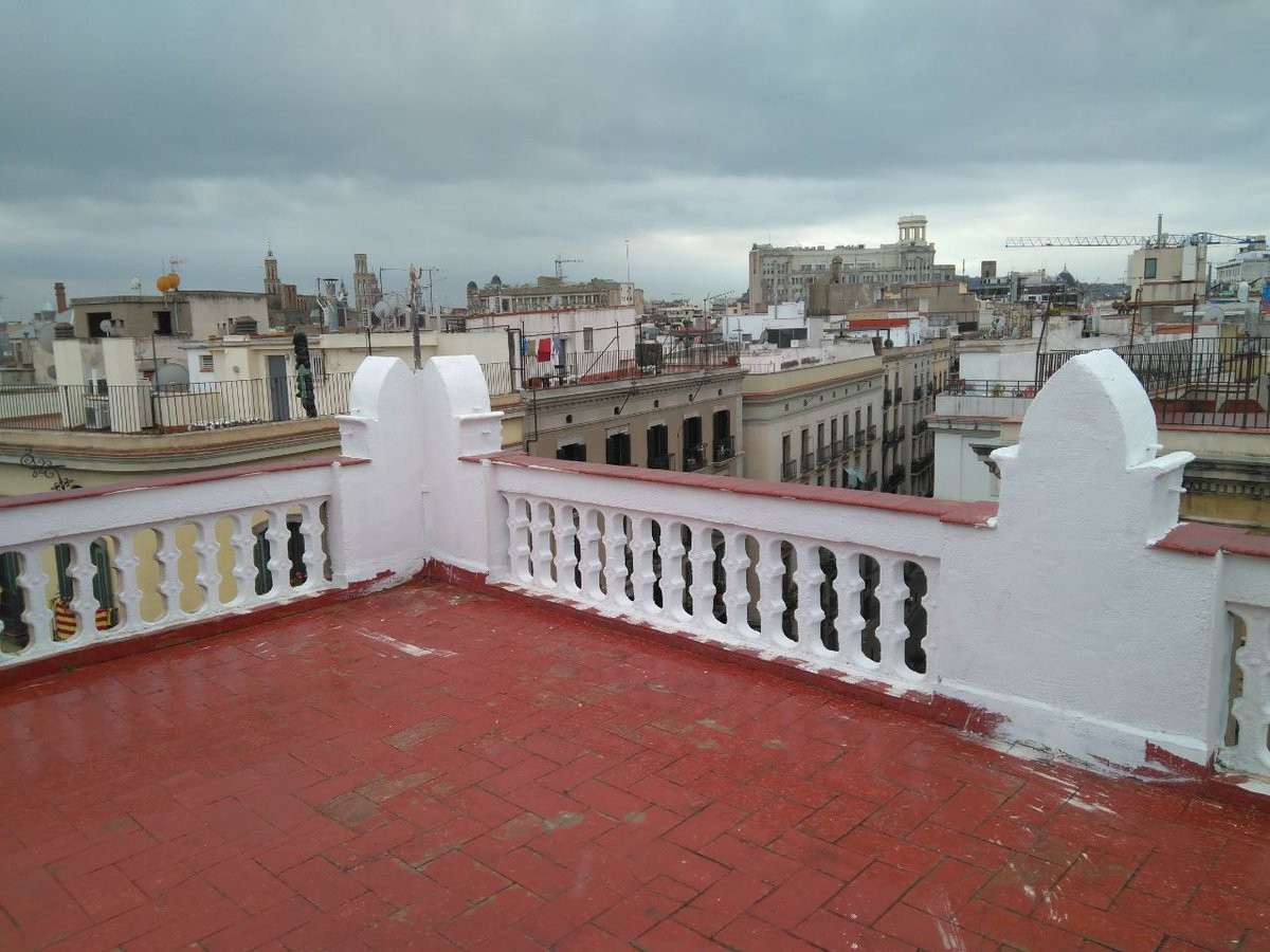 La primera promoción de vivienda colectiva de Barcelona entra en la recta final