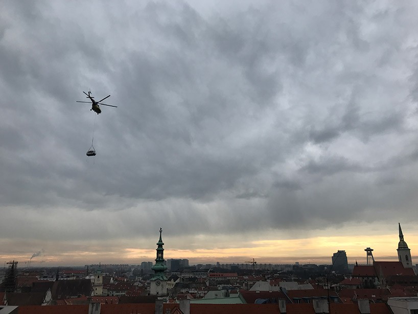 Un helicóptero transportando una Ecocapsule