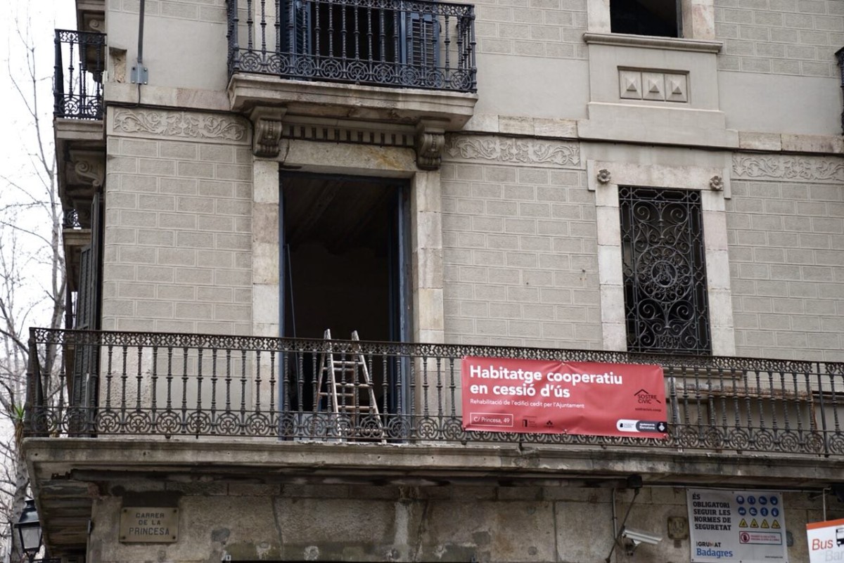 La primera promoción de vivienda colectiva de Barcelona entra en la recta final