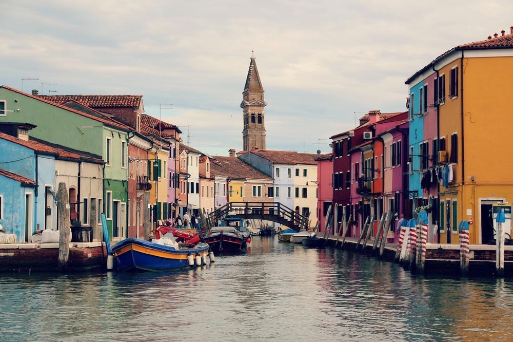 De Burano a Valparaíso: la vuelta al mundo por los lugares con las casas más coloridas