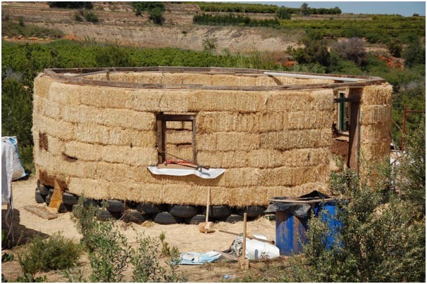 Adobe, paja y mucha piedra: estas casas parecen sacadas de la prehistoria