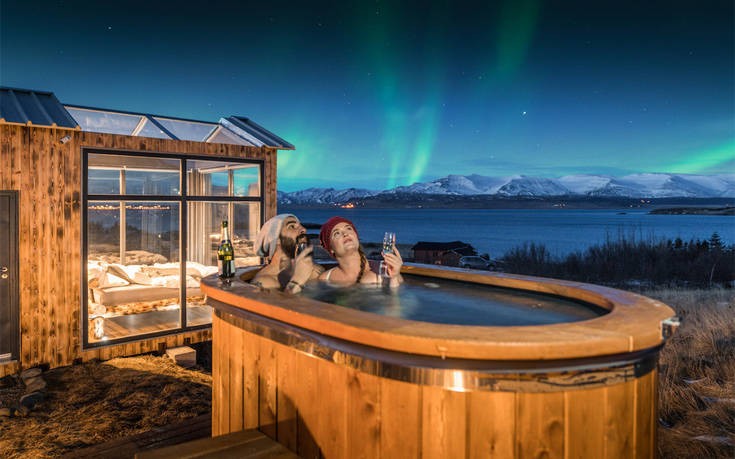 Cuenta con un jacuzzi de agua caliente