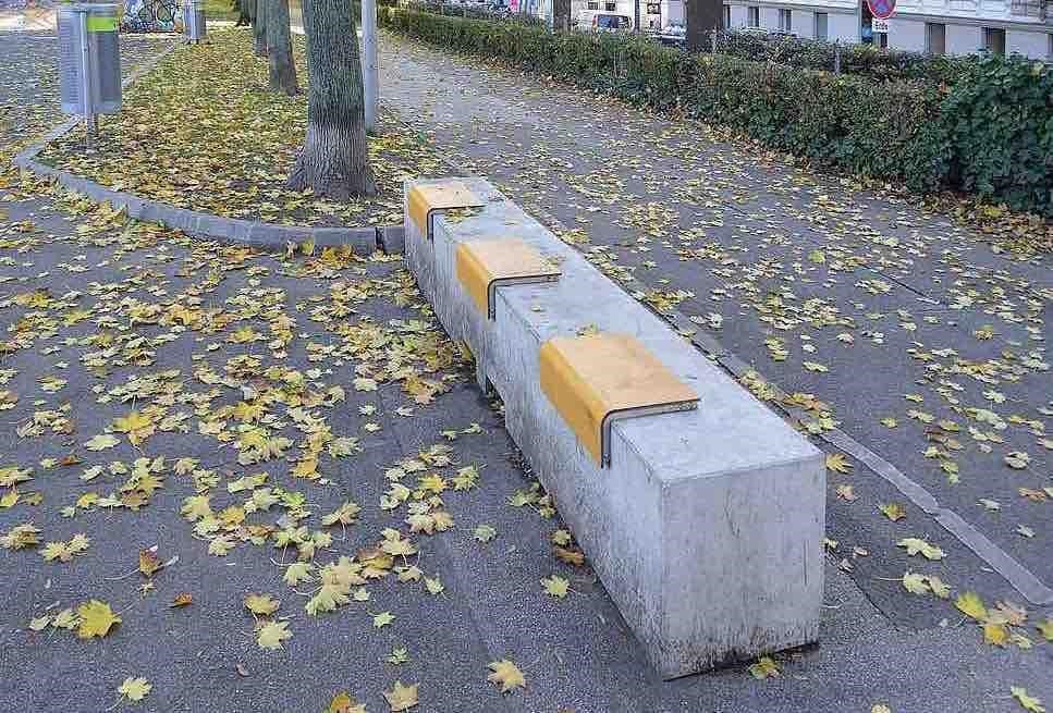 De bancos incómodos a obstáculos para 'skaters': 10 atroces ideas que fastidian al ciudadano