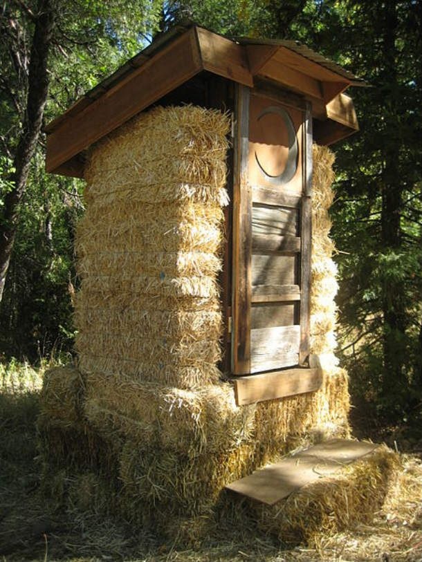 Baño hecho con paja