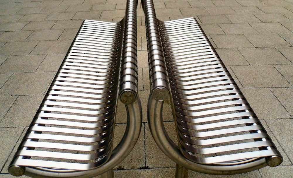 De bancos incómodos a obstáculos para 'skaters': 10 atroces ideas que fastidian al ciudadano