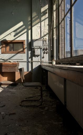 Una silla frente a una ventana