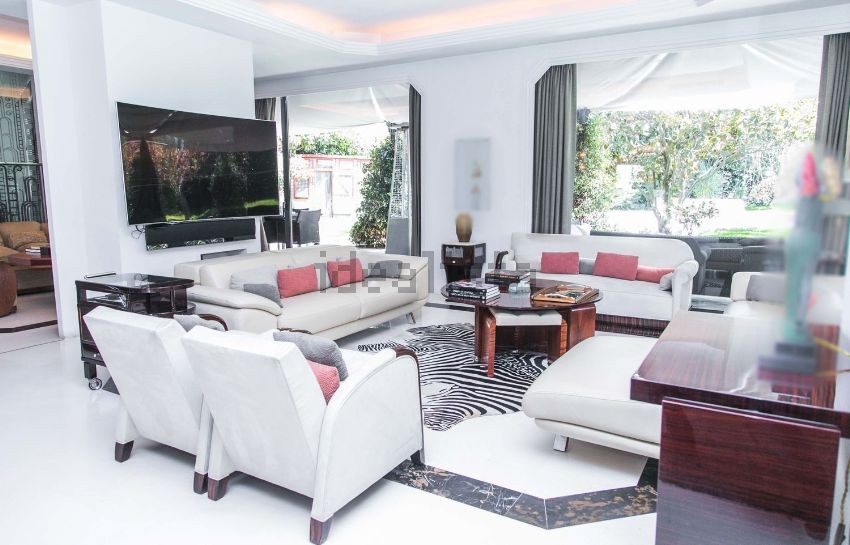 Sillones de piel y un pantalla de grandes pulgadas