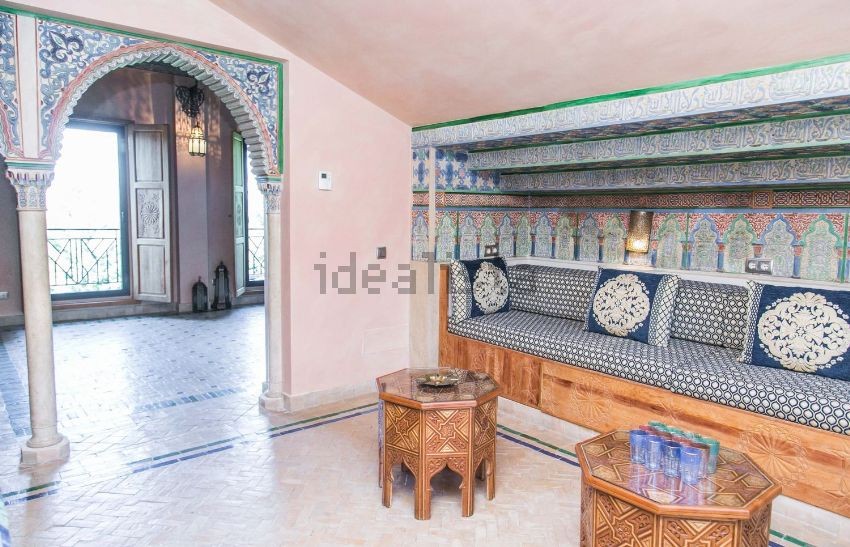 Con arcos y decoración árabesco