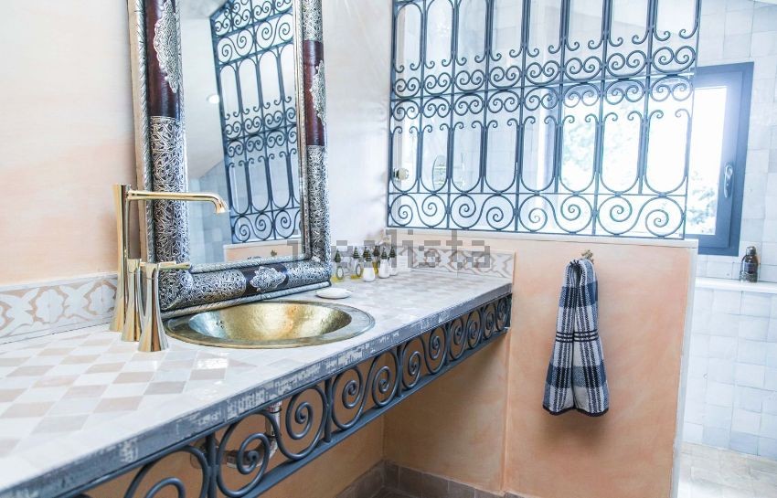 Mueble de obra decorado con gusto