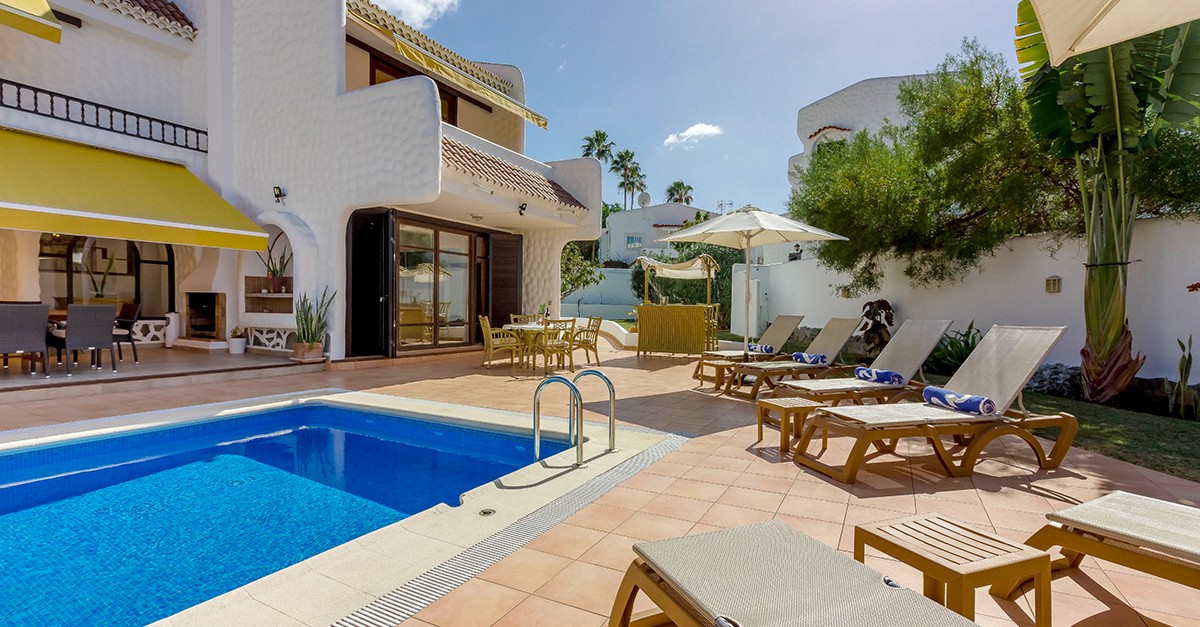 The house has a 6 x 4 meter pool with a hydraulic chair (Adeje, Tenerife)