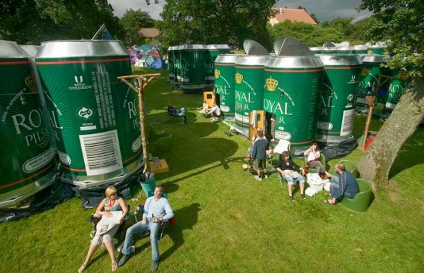 Personas tomando el sol al lado de sus lata-alojamientos