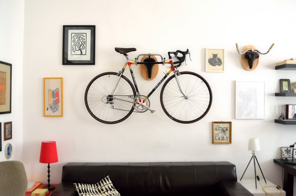 celos Empírico camisa Colgada del techo o bajo las escaleras: 10 formas de integrar la bici en la  decoración de tu casa — idealista/news