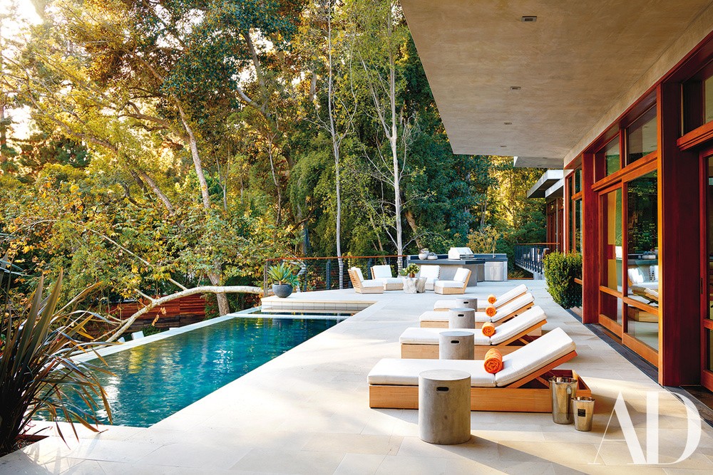 Zona de relax con tumbonas y la piscina