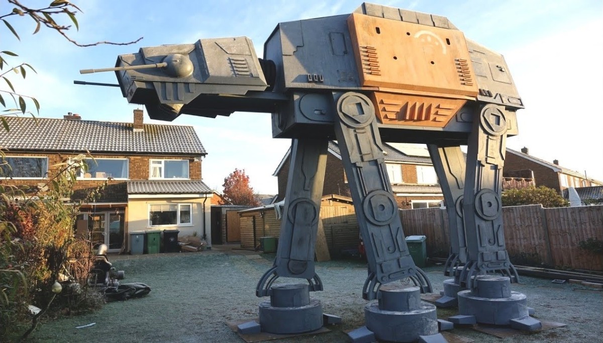 Un AT-AT que adorna el jardín Siente la Fuerza: 10 ideas para decorar tu casa al estilo ‘Star Wars’