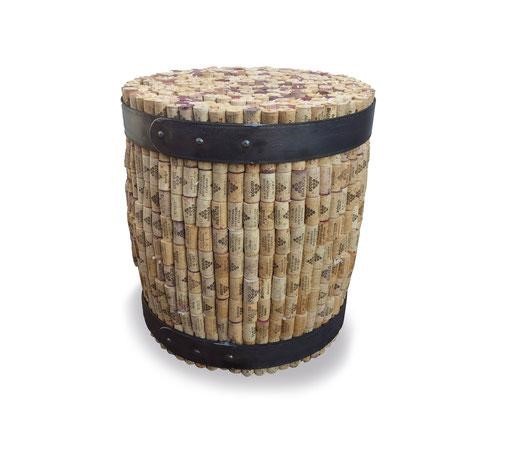 También hace sillas, sillones, bancos y lámparas.