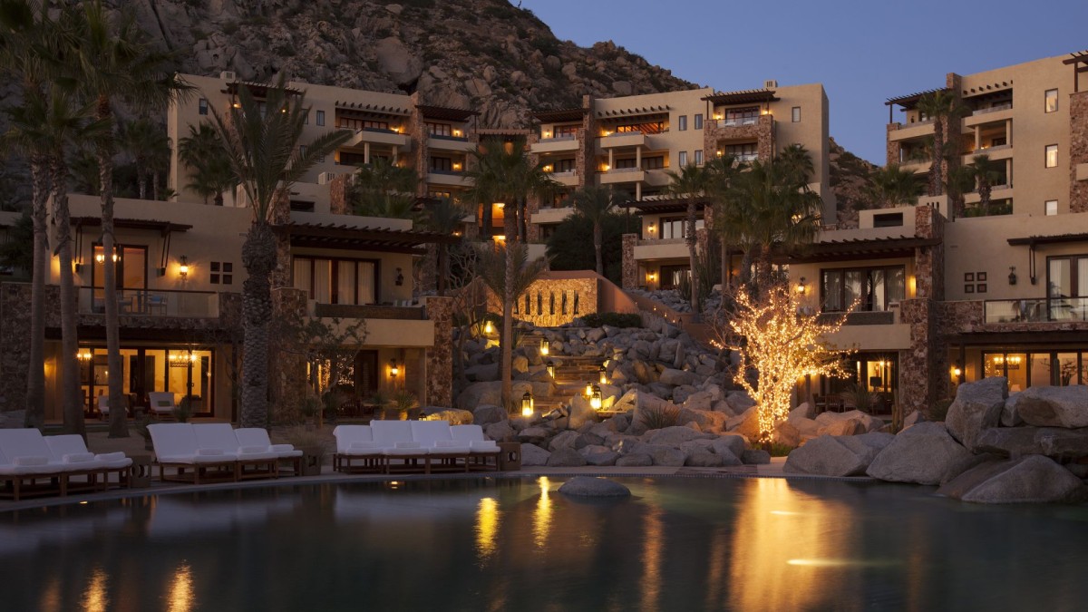 Aspecto del hotel por la noche