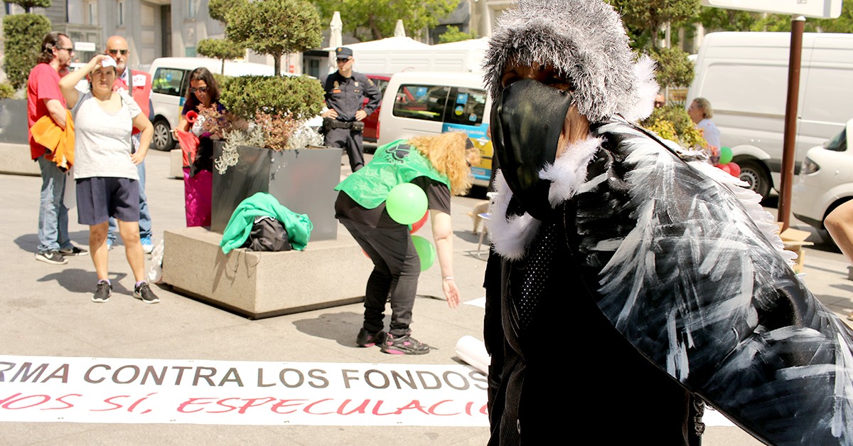 Una manifestante ataviada con un disfraz de buitre