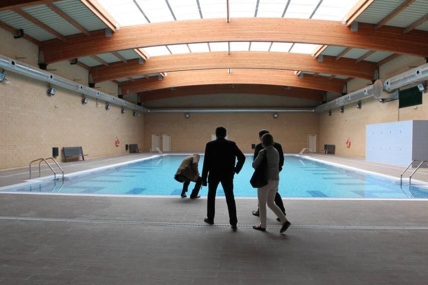 Así es la espléndida (y polémica) cárcel cinco estrellas de Málaga: piscina climatizada, dentista, polideportivo...