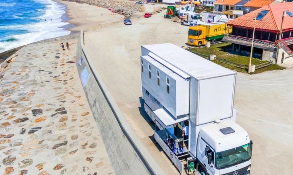 El hotel estacionado en una playa