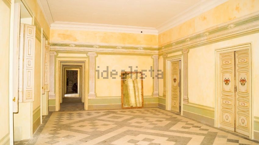 Las fotos del lujoso palacio abandonado que ha ardido en Aranjuez