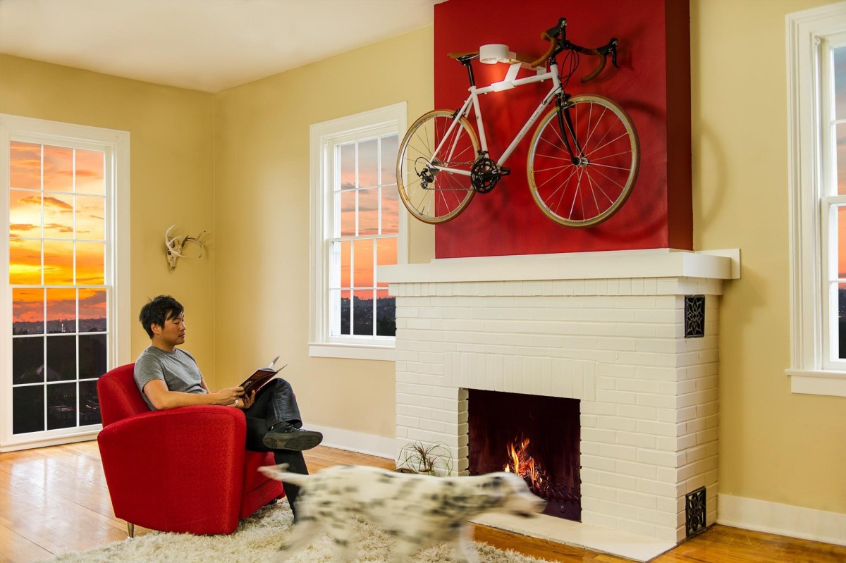 Colgada del techo o bajo las escaleras: 10 formas de integrar la bici en la  decoración de tu casa — idealista/news