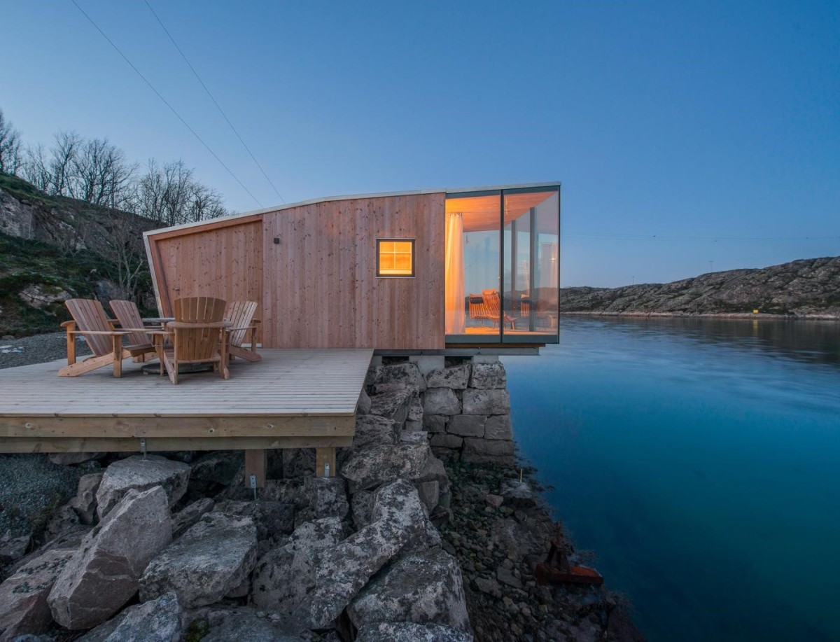 La cabaña a punto de caer al agua Está en Noruega