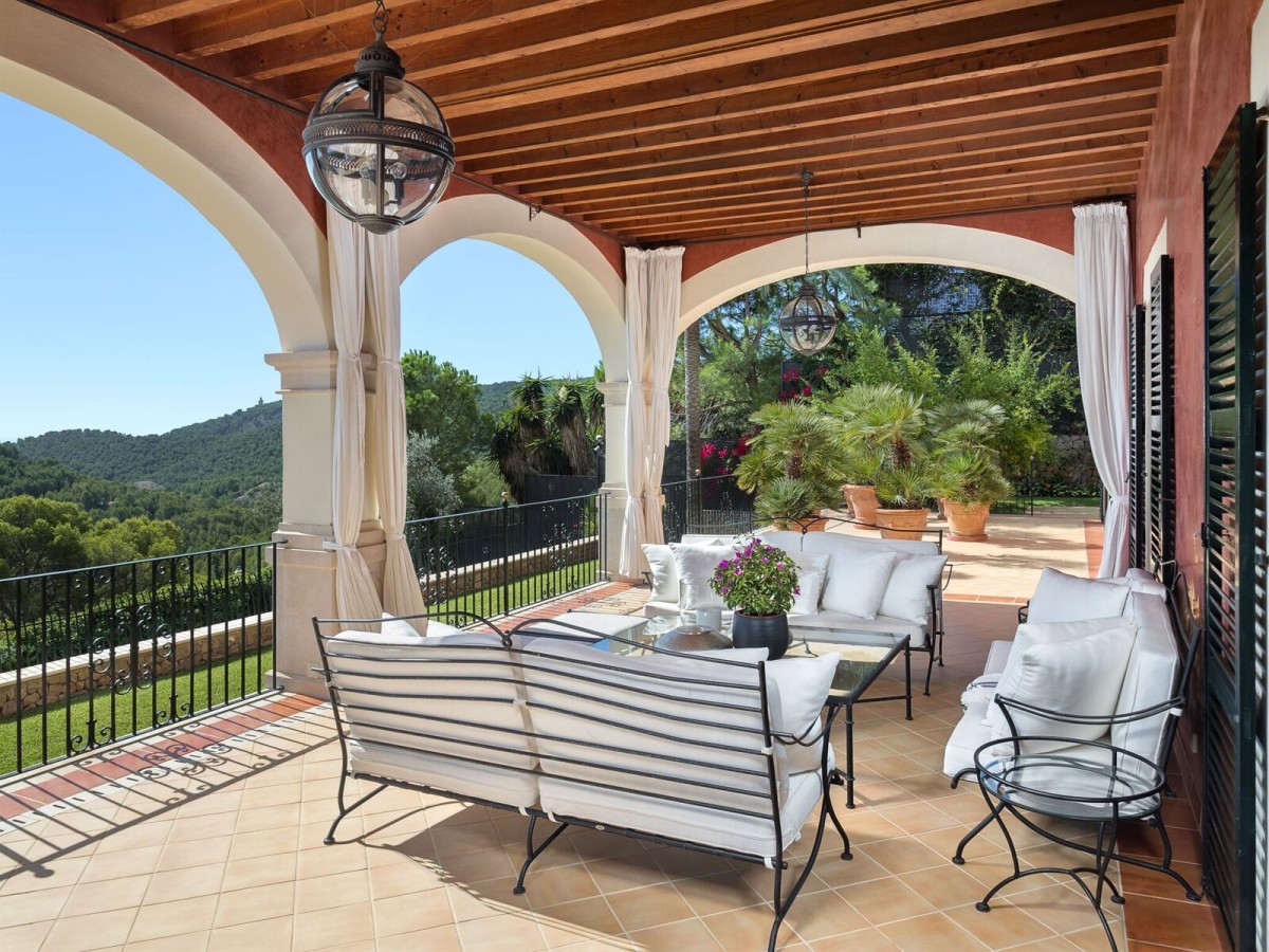 Tiene grandes sillones 