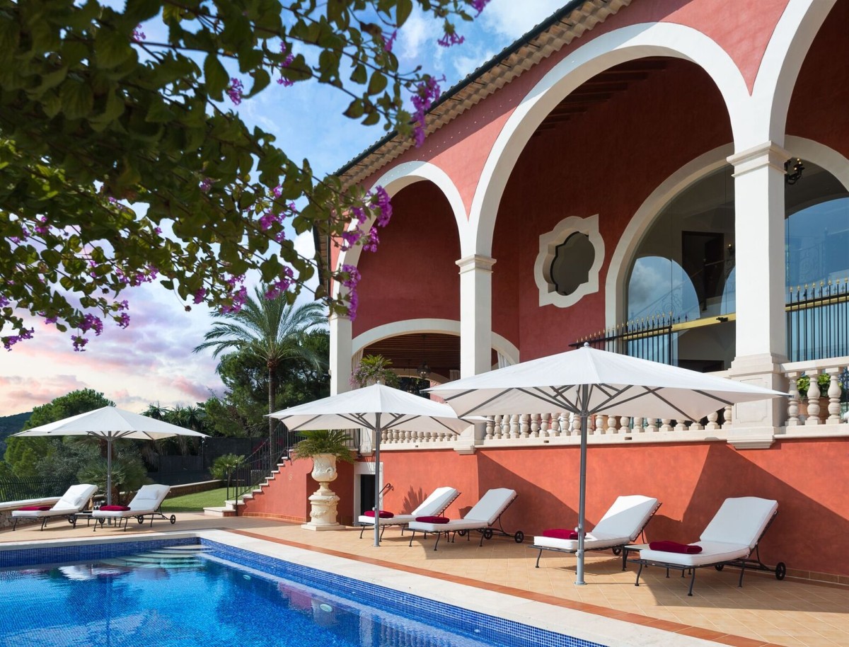 Con piscina y tumbonas