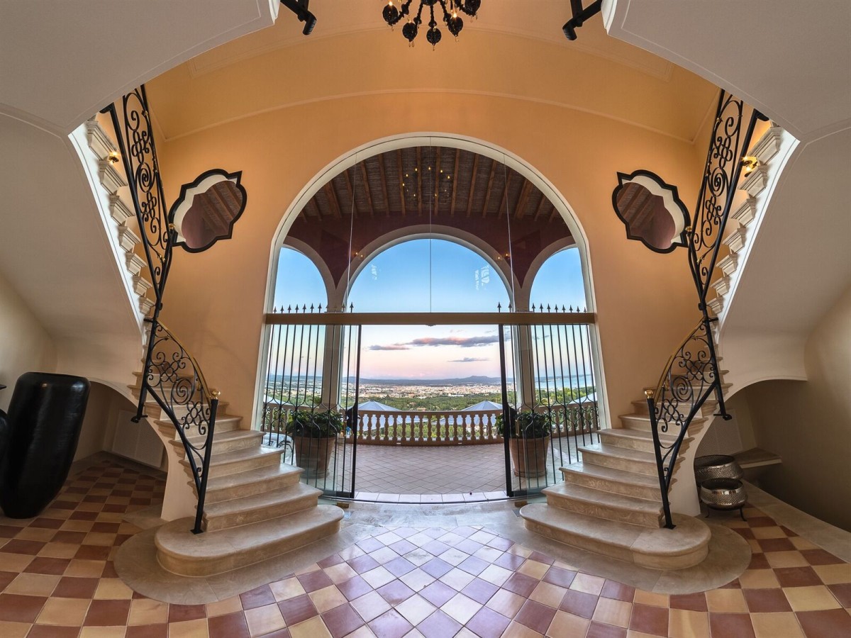 Amplia escalera doble